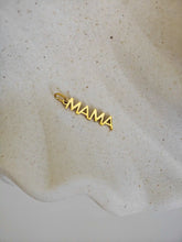 Vergoldeter Mama Stacked Charm Anhänger aus Edelstahl mit vertikalen Buchstaben